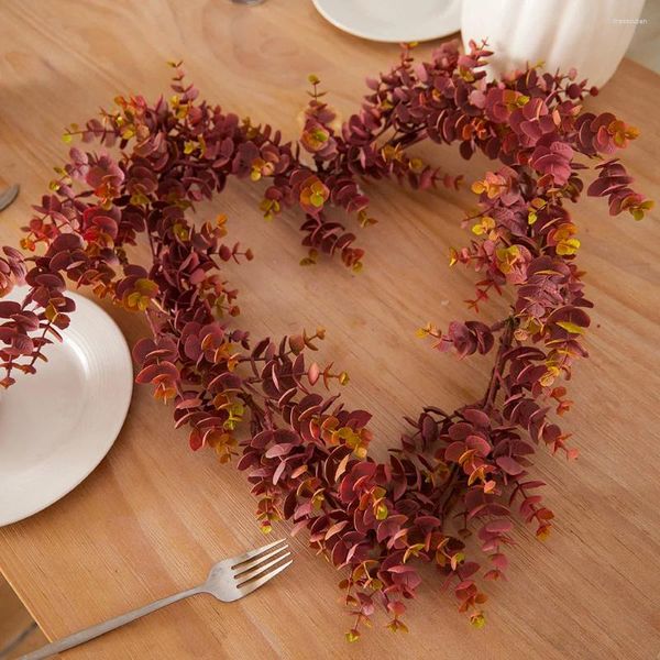 Fleurs décoratives automne eucalyptus artificiel couronne d'amour forme de coeur pour la fête de mariage.