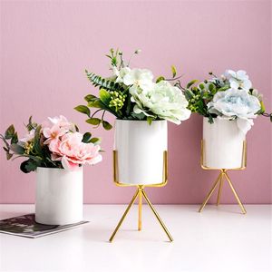 Flores decorativas B-LIFE Artificial con pequeño jarrón de cerámica Rosas de seda Plantas falsas Hojas de eucalipto Bayas Arreglos florales Decorar