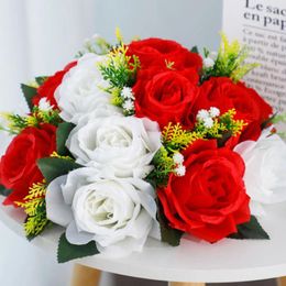 Decoratieve bloemen Charmante en sfeer met plastic rozen Basis mooie elegant gesimuleerd rozenboeket