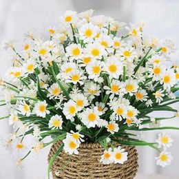 Fleurs décoratives charmantes artificielles de fleurs artificielles résistantes à la météo, une fausse plante de printemps d'été.