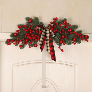Decoratieve bloemen Kerstmis Rode Bessen Pine Branch Krans kunstmatige besneeuwde voordeur kransen muur slingers voor ornamenten