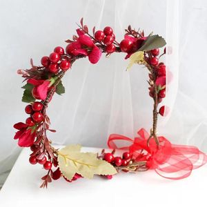 Decoratieve bloemen Kerstmiskrans Bridal Headpiece Felrode feestelijke simulatie Berry Hair Accessories Dance Wedding