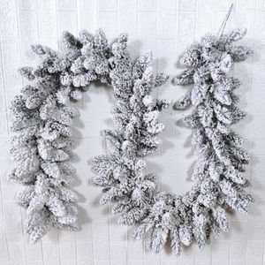 Fleurs décoratives couronne de Noël porte d'entrée de l'année de Noël à feuilles mixtes fleurs de neige des couronnes de fleur de neige pvc