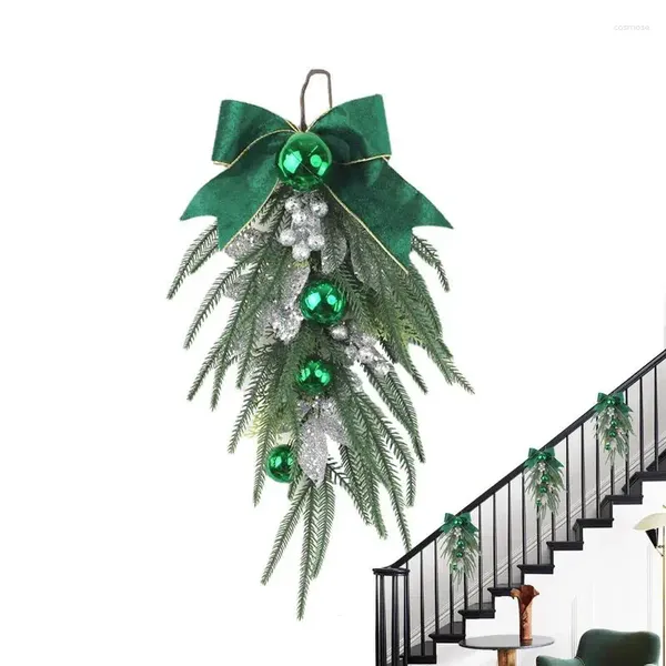 Flores decorativas coronas navideñas colgantes de la puerta del árbol de pino con campanas ramas de corbata de lazo pared para