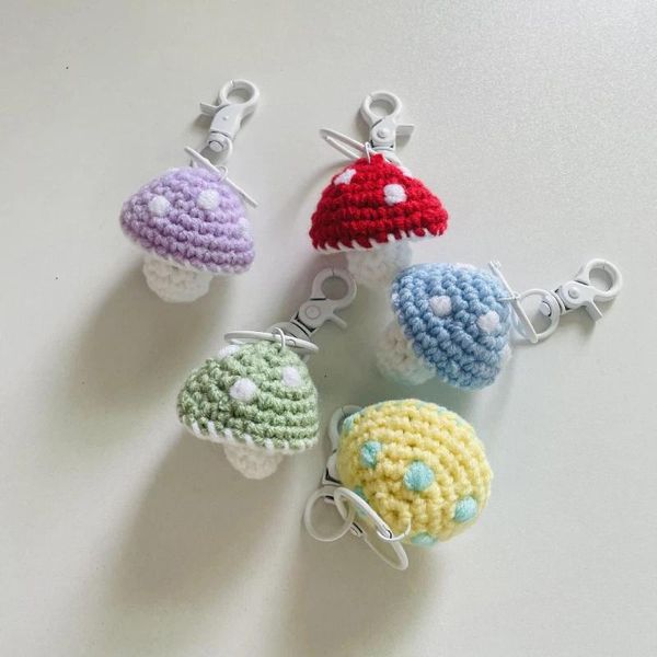 Porte-clés décoratif en forme de champignon au Crochet, fleurs, pendentif, tricoté fait maison, sac d'école, accessoires de voiture, ornement