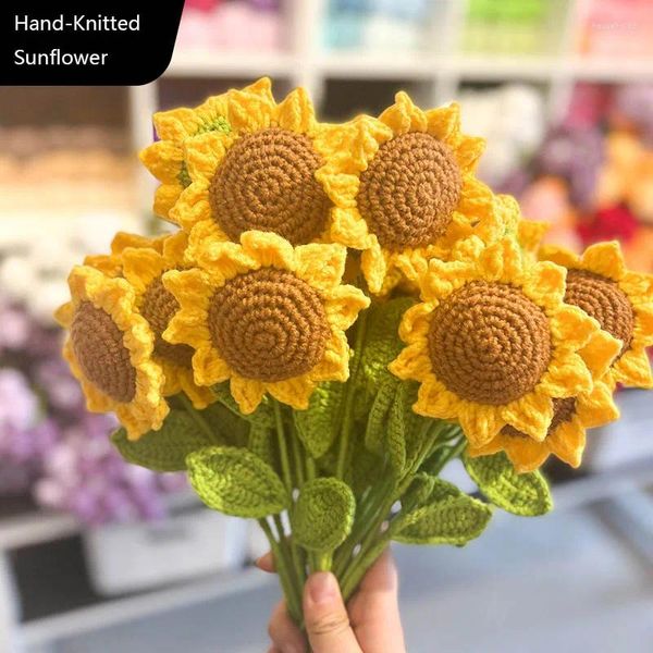 Flores decorativas Ramo de girasol de ganchillo Regalo artificial tejido a mano para la decoración de la mesa de la habitación del hogar de la madre Suministros de arreglos florales