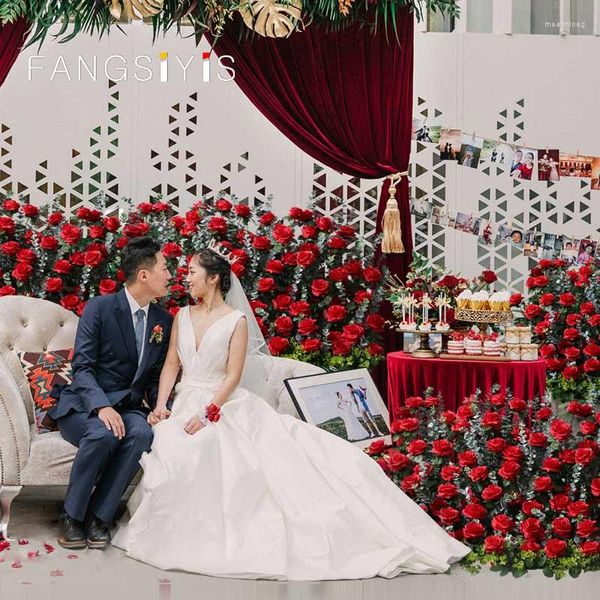 Fleurs décoratives sur mesure Rose rouge vert feuille d'eucalyptus mariage arrangement floral table pièce maîtresse boule fleur artificielle événement accessoire