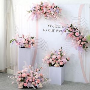 Decoratieve bloemen Proze roze roos bloem rijen arrangement kunstmatige bruiloft boog achtergrond decor muur raam feest evenement podium lay -out