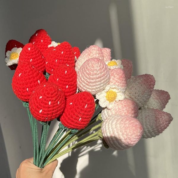 Flores decorativas Lindo rojo rosa crochet fresa para la decoración del hogar hecho a mano algodón acabado fruta falsa boda ramos de flores novia