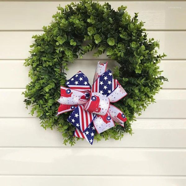 Hangage de porte de chien décoratif Fleurs le 4 juillet La couronne patriotique avant avec des couronnes blanches rouges et bleues indépendantes.Est décoré