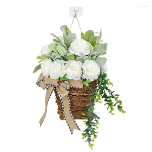 Panier de fleurs décoratif suspendu à la porte, couronne de pivoines, signe de bienvenue saisonnier du printemps pour les décorations de la maison