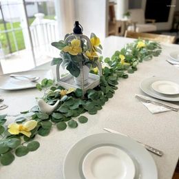 Decoratieve bloemen Easy-Care Eucalyptus Decoratie Charmante Faux Garland 10 PCS Kunstmatige groene wijnstokken voor bruiloft achtergrond open haard