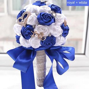 Flores decorativas Est Royal y White Slik Wedding Flower Ramos de novia Ramo de corazón de perlas para