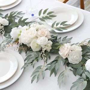 Decoratieve bloemen eucalyptus en wilg bladslinger met witte bloem bruiloft Sweetheart tafel centerpieces hoofd decor boog achtergrond