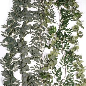 Fleurs décoratives Eucalyptus plante artificielle Garland Fake Flower Diy pour la maison décor de chambre Jardin Arc en extérieur décoration Mur