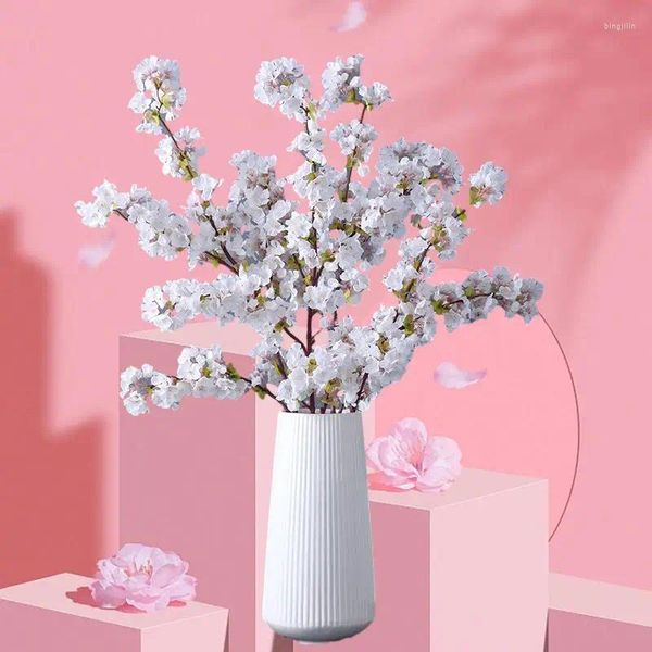 Fleurs décoratives Découvrez le réalisme élevé de la fleur de cerisier simulée avec des branches cryptées, parfaites pour la décoration de mariage. Obtenez votre