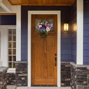 Decoratieve bloemen vallen binnen krans lavendel blauwe bloemmand paarse imitatie deur hangende huisdecoratie