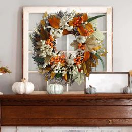Decoratieve bloemen herfstkrans feestelijke herfstkleuren Thanksgiving met realistische pompoendecoraties voor muurdeur Levendig