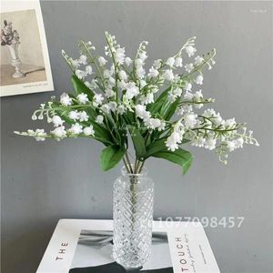 Flores decorativas Faux Lily of the Valley Floral Arreglo Decoración del hogar Romántico Centro de mesa de boda rústica White 25/30 cm