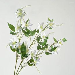 Fleurs décoratives fausses flectures de soie branche de clematis avec feuilles vertes pour la fête de mariage à la maison artificielle intérieure élégante