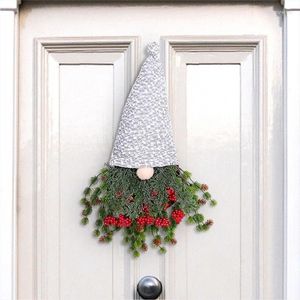 Decoratieve bloemen feestelijke krans kabouter draagt hoed gezichtloze kerstdecoraties met rode bessen decor voor raamrestaurant Home
