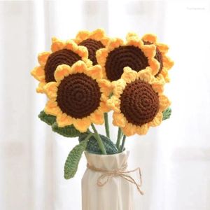 Fleurs décoratives finies au crochet Bouquet de tournesol Gift artificiel-tricot à la main pour femmes mère décor de salle à domicile fleur en gros 2024