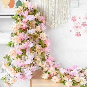 Guirlande de fausses fleurs décoratives de jardin, vigne suspendue de lierre, feuilles vertes, beau décor, fleur de cerisier artificielle