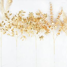 Fleurs décoratives Golden Artificial Plantes Palm Ginkgo Eucalyptus Feuille de mariage Arrangement de fleurs de mariage Accessoires de table de table Home Fake Decor