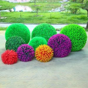 Flores decorativas Bola de césped artificial verde Jardín de la casa Decoración para fiesta de boda al aire libre Colgante Bolas rojas amarillas moradas falsas