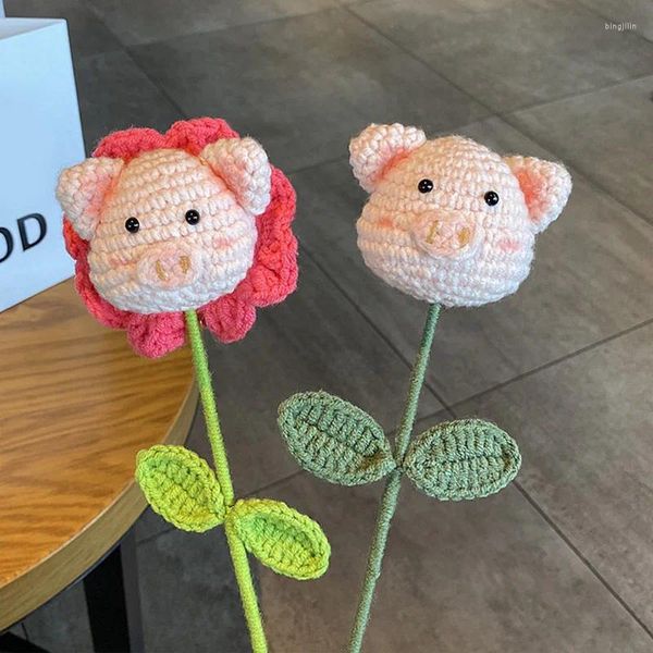 Fleurs décoratives Animal tricot à la main Carton de fleur mignon Pig Carrot Doll Cotton Yarn Crochet Artificial Branch Gift Saint Valentin