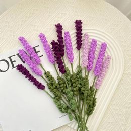 Decoratieve bloemen Handgebreid gehaakt lavendel kunstboeket Zelfgemaakt afgewerkt thuis Desktop Decor Geschenken Bruiloftsfeestdecoraties