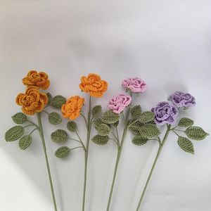 Flores decorativas tejidas a ganchillo hechas a mano ramo de rosas de múltiples cabezas algodón de leche DIY flor de imitación decoración del hogar