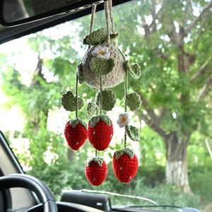 Decoratieve bloemen Handgemaakte gehaakte aardbeihangende mand kunstmatige planten auto interieur achteruitkijk spiegel accessoire mooi cadeau voor