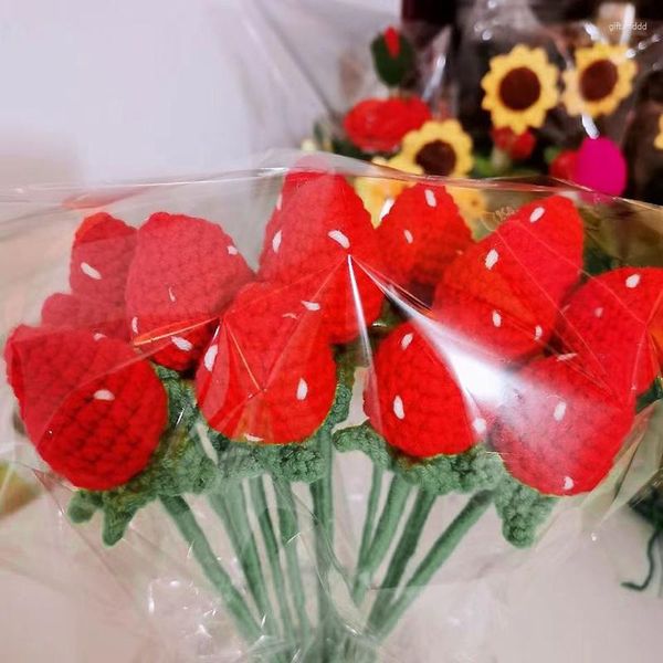 Fleurs décoratives faites à la main, laine tricotée, fraises, Bouquet fini, décor, Imitation de fruits, fraises tricotées artificielles