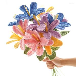 Flores decorativas Flor de punto hechas a mano para la decoración del hogar Boda de la boda Día de San Valentín regalos Artificial Bouquet Hand Crochet falso