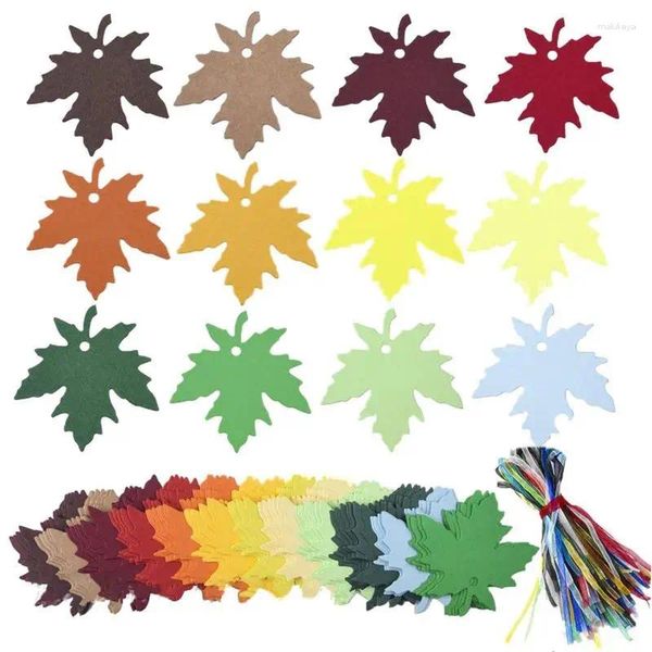 Fleurs décoratives accrocher des tags de feuilles joyeuses Thanksgiving avec une corde de chant