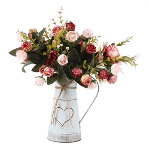 Dekorative Blumen, herzförmiges Blumenarrangement, Hausornamente, Behälter, Krug, schicke Vase, Eisentopf, Blumenstrauß