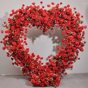 Decoratieve bloemen hartvormig frame met rood bloemstuk Bruiloft achtergrond Decor Bloemstandaard Feestboog Prop Podiumplank
