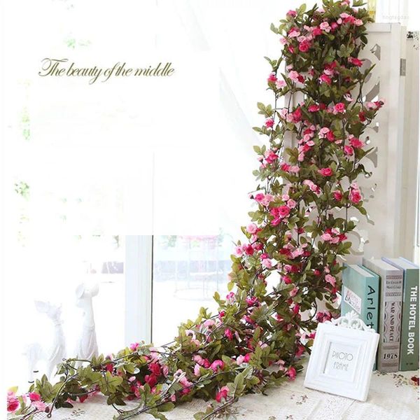 Fleurs décoratives de haute qualité 2,3 m de roses artificielles avec des feuilles vertes suspendues en soie guirlande pour la décoration de maison de mariage en gros