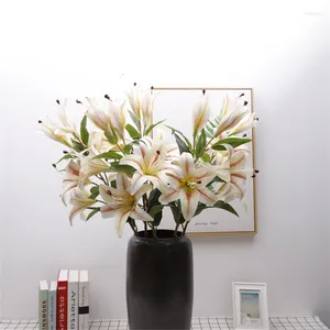Fleurs décoratives Haute simulation Single 5 têtes 3d Lily Feel Flee Flower Wedding Supplies Photor Home Decoration Ornements