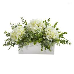 Fleurs décoratives hortensia et eucalyptus artificiels dans un vase blanc