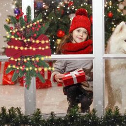 Des fleurs décoratives améliorent votre décor de Noël avec une couronne rustique comportant des pommes de pin en plastique et des décorations de papillons