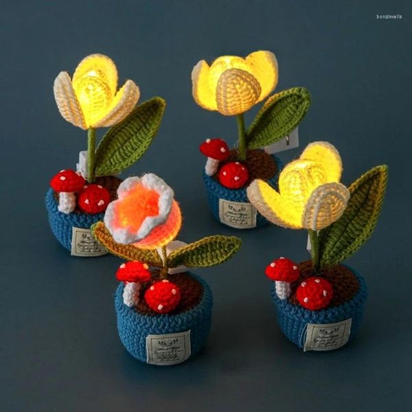 Fleurs décoratives en tricot à fleurs Crochet Plantes en pot avec la lampe à main levée Ornement de bureau fini