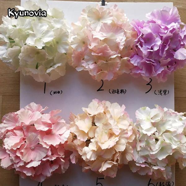 Fleurs décoratives Kyunovia 25pcs / lot Hortensia Fleur tête de fleur artificielle Silk Ball Wedding Path Home Wall 54pcs Petal Compositi H17