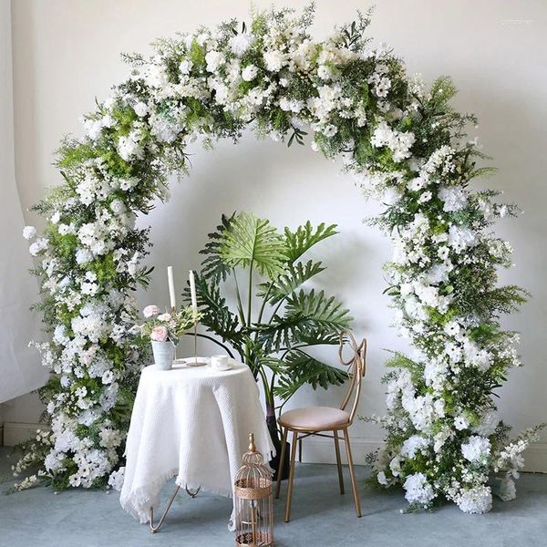 Flores decorativas Lujoso escenario de boda al aire libre Telón de fondo Flor Rosa Planta verde Hojas Arreglo floral para evento Fiesta Escaparate