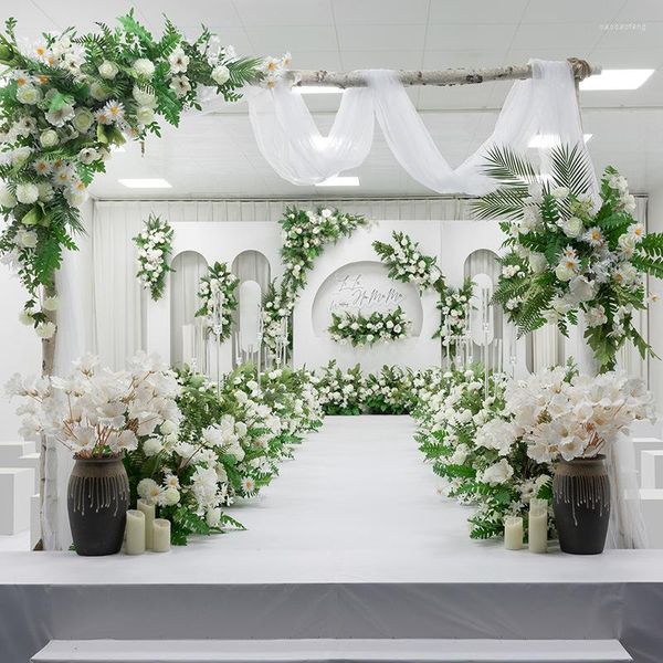 Flores decorativas Arreglo de fila de flores artificiales de lujo Bola grande Rincón de la boda Hoja de planta verde Rosa blanca Accesorios florales para fiestas