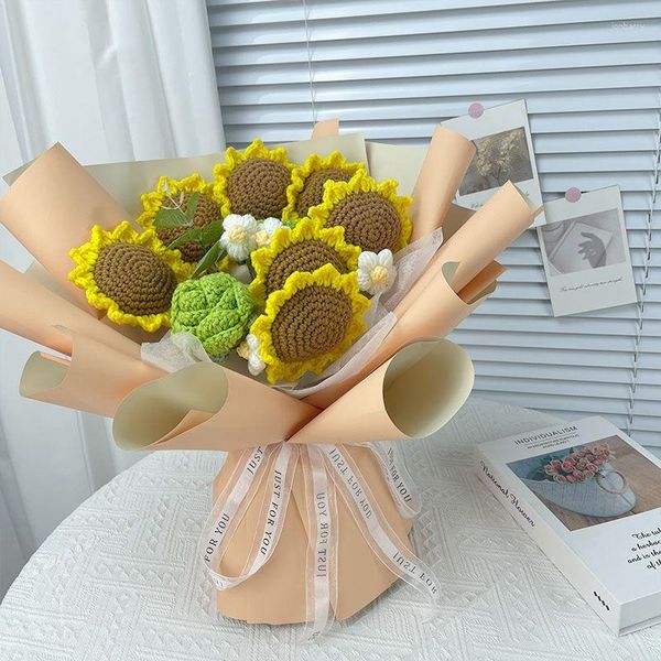 Fleurs décoratives cadeau de fête des mères bouquet de tournesol tricoté à la main produit fini pour la mère à présenter l'anniversaire des étudiants seniors