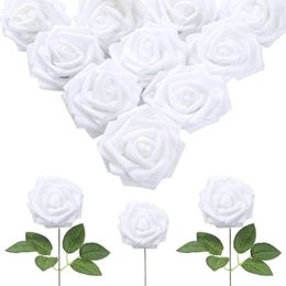 Decoratieve bloemenpakket van 30 realistische schuim neprozen met wortelstokken voor doe -het -zelf trouwboeketten Baby Shower Yard Home Decor Party