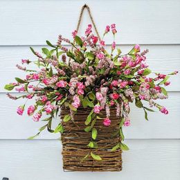 Panier de porte suspendu à fleurs roses et baies sauvages, couronne de panier, signe de bienvenue saisonnier, décoration avant, décor de fête des mères