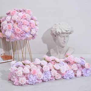 Decoratieve bloemen roze roos zwaluw gras bank tafelrand bloemparen bruiloft achtergrond boog decoratie arrangement etalage